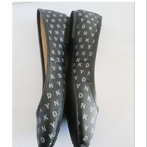 🆕 DKNY Black Logo Ballet Flats Size 10